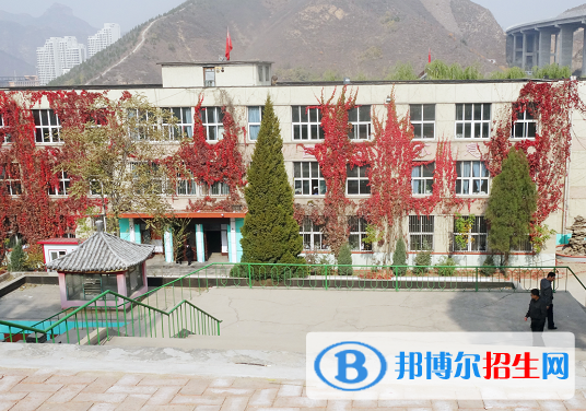 学校坐落在承德市高新技术开发区东区,南邻大学城,北依市政府.