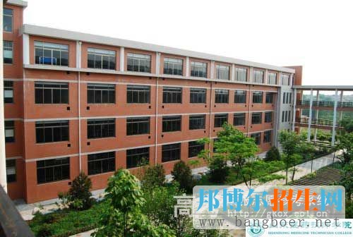 山东医药技师学院校园一角8494