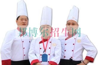 高中生读厨师好吗  学什么好就业，学什么有前途?现如今，学什么好就业，针对广大青少年朋友来说，选择一门好技术即是走向成功、改变命运的好机会。然而，现在社会上职业学校五花八门，到底该选择学什么技术最有前途呢?那么小编告诉同学们，技能学厨师，百万年薪不是梦!  下面就跟着小编来了解一下厨师专业吧。  厨师成就梦想  目前，社会上不断出现餐饮企业以百万年薪来聘请行政总厨的现象，五年前，这还能被称作新闻，现如今，这已经是一种趋势。有餐饮企业的老板们表示给厨艺好、有市场意识的厨师发高额薪水，发的心甘情愿。 俗话说：“一技在手 胜握千金”。当今社会，好就业，学技术才是王道;而学技术，厨师前途一直被看好。厨师是目前社会具备良好发展潜力的行业之一，中国烹饪协会发布的《2011年度餐饮业发展报告》显示，我国餐饮业已经连续19年以两位数的速度增长;餐饮业人员远远不能满足高速发展的现代餐饮对人才的需求，优秀餐饮人才的稀缺正成为制约中餐发展和提升的重要因素。  学厨师有前途吗?  当然有!据报告显示，目前社会对厨师有大批量需求。学习专业的烹饪技术，走上社会，就是用人单位争抢的技能型人才，发展前途不可限量。  学厨师，必须具有扎实的技术，有可依赖的烹饪能力才会更加有竞争实力。江西新东方烹饪学校，是一所具有24年办学历史的老牌专业烹饪院校，雄厚的办学实力和鲜明的办学特色受社会各级的广泛好评。办学24年来始终以“汇集天下名菜，培养厨师精英”为己任，共为社会培养高素质烹饪人才无数名。近年来，学校办学规模、办学层次和办学水平不断提高，在专业建设、师资队伍建设、教学、教研等方面取得了长足进步，在创建高水平烹饪专业院校的征途中实现了跨越式发展，在国内外具有较高的知名度和美誉度。尤其是学王牌专业——金典大厨专业的毕业生，更是被各大星级酒店、宾馆提前“抢购”，他们都是未来的厨师长、行政总厨，他们年薪百万指日可待。  小结  现在这个社会，学门技术是不错的。 但是选择的时候要谨慎一些，毕竟很多行业还是不适合的， 学技术看中的是能不能找到工作，或者以后的出路咋样，就发展来说，厨师这一行不错，一个存在了几千年的职业，从来没有失业。