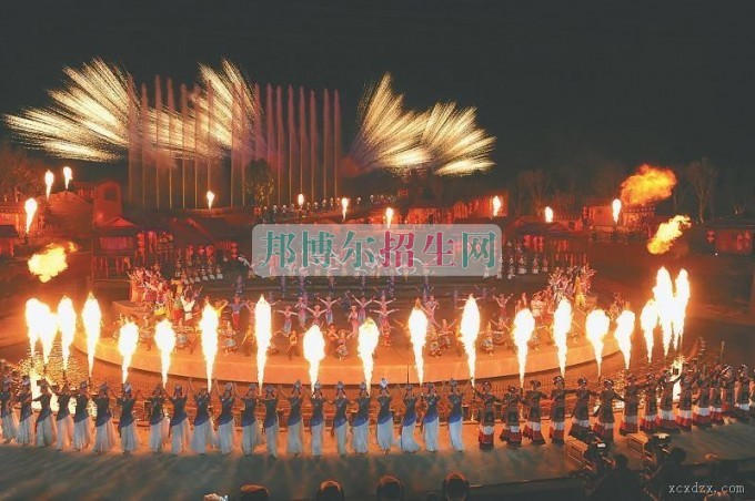 西昌现代职业技术学校学子欢腾庆新年 央视春晚火凉山