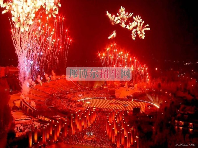 西昌现代职业技术学校学子欢腾庆新年 央视春晚火凉山