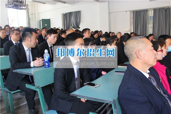 成都希望幼师学校组织召开新学期开学工作会议