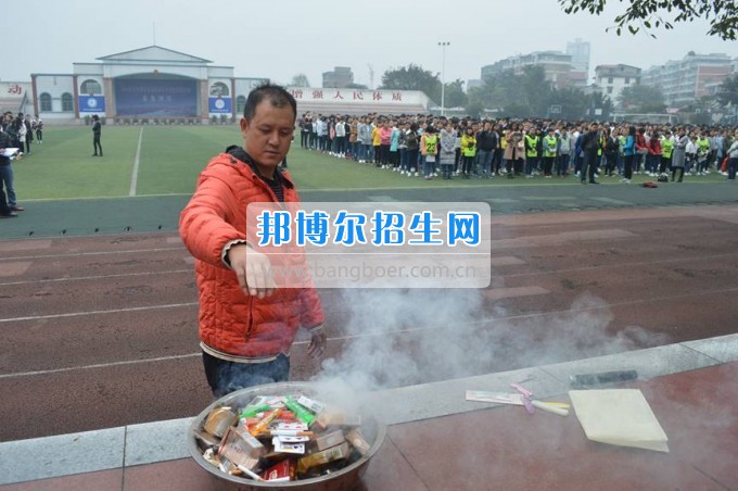 四川省江安县职业技术学校校园销烟，创建“无烟校园”