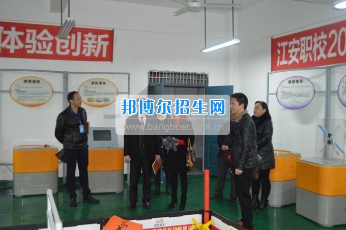 县科协领导到四川省江安县职业技术学校看望机器人大赛师生