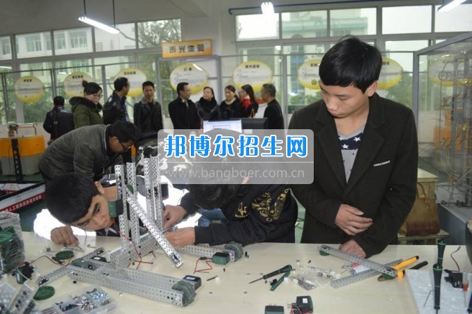 县科协领导到四川省江安县职业技术学校看望机器人大赛师生