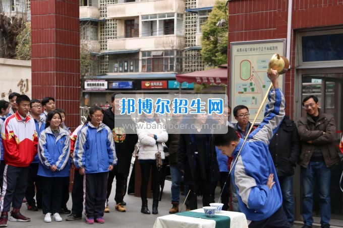 成都市蜀兴职业中学与区域内初中学校进行“延伸教育”活动