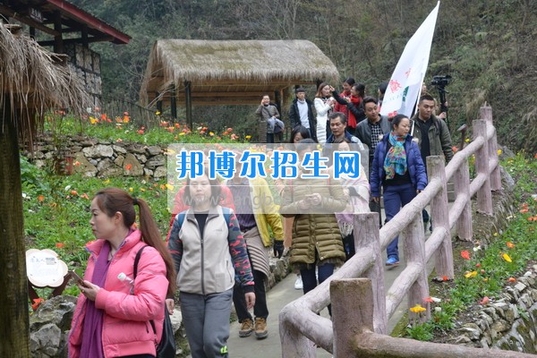 阿坝师范学院工会组织开展庆祝“三八”节登山活动