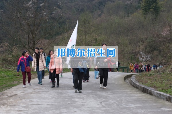 阿坝师范学院工会组织开展庆祝“三八”节登山活动