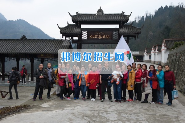 阿坝师范学院工会组织开展庆祝“三八”节登山活动