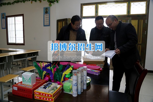 内江师范学院督导组赴资中县银山镇金紫铺村开展脱贫攻坚专项督导