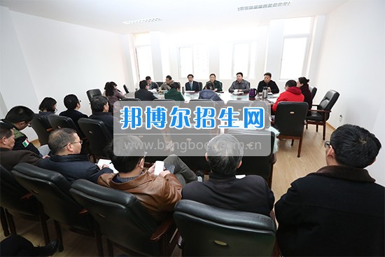 重庆教育管理学校党委召开中心组学习会议 