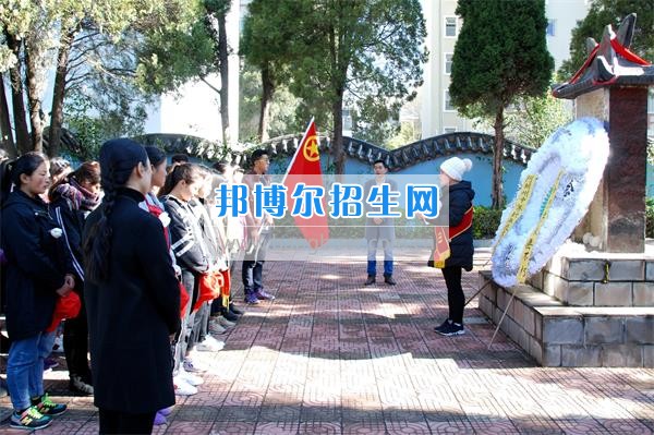 阿坝州中等职业技术学校志愿者到茂县革命烈士陵园开展纪念活动