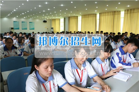 阆中师范学校落实教育扶贫为贫困学生发放生活补助