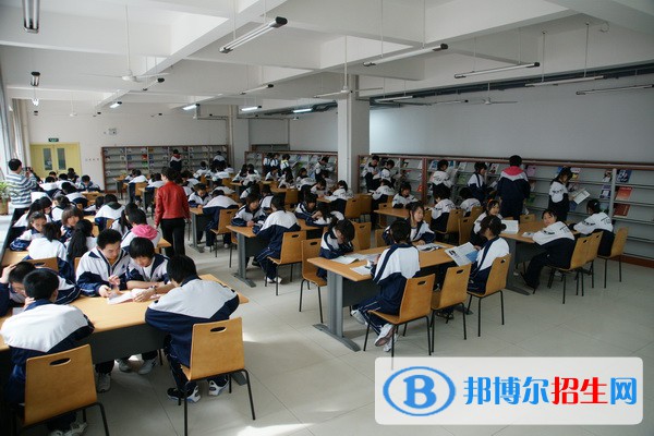 广西2021年女孩子中专学什么专业好找工作