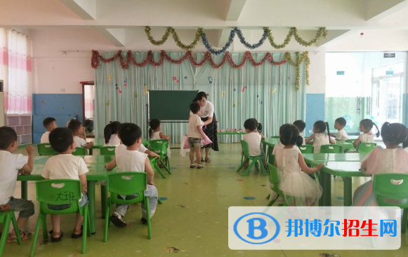 河北2022年女生适合幼师学校吗