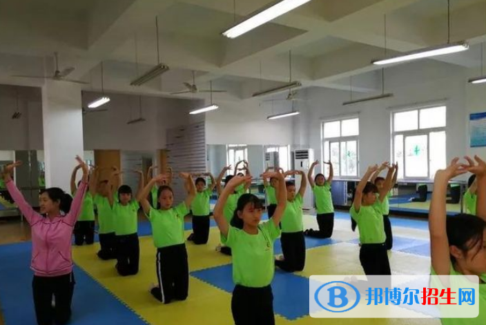 重庆舞蹈学校2022年招生办联系电话