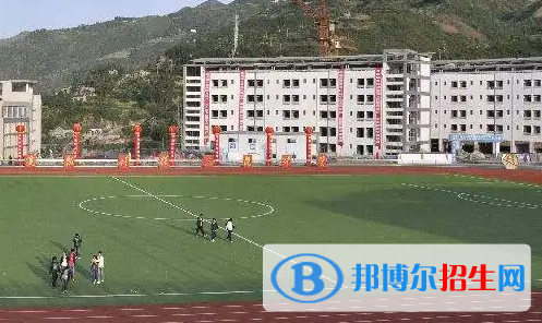 重庆什么建筑学校比较好?当然是教学环境好，教学资源好，教师团队质量好的学校比较好。我们在选择学校的时候不一定说什么学校是最好的，但该有的不能少，只有好的教学环境，教学资源学生们在学习的时候才能接收更多更好的知识，这是一个学校必备的，也是同学们应得的，我们只需努力的学习就是对这学校最好的回报。  重庆市奉节职业教育中心比较好 教学目标好  学校坚持以创建国家级重点中等职业学校为目标，以“修身、博学、精技、躬行”为校训;践行黄炎培先生“使无业者有业，有业者乐业”的职业教育思想，提倡“手脑并用，知行合一”的教学策略;坚持“开放办学、多元发展”办学方向;探索“市场化办学、特色化建设、品牌化发展”拓展空间，不断提升学校的综合实力和核心竞争力，走出了一条职业教育发展的新路子。  专业设置好  学校现有教职工353人，在校生6000余人，常年开设农林类、土木水利类、加工制造类、交通运输类、信息技术类、商贸旅游类、财经类、文化艺术类、师范教育类等十余个专业大类共30多个热门专业。  学校荣誉多  学校以市场需求为导向，努力践行黄炎培先生“使无业者有业，使有业者乐业”的职业教育思想。近年来，学校坚持以争创重庆市示范中等职业学校为契机，办学成效显著。先后荣获重庆市职业教育先进集体、重庆市首届黄炎培职业教育优秀学校、重庆市绿色学校、重庆市卫生学校、重庆市国防教育先进集体、重庆市招生就业工作先进集体等荣誉称号，享有三峡库区“职教航母”的美誉。  办学成绩好  2007年7月由奉节县袁梁村搬迁到奉节中学老校(老县城环城北路)实施过渡办学，2011年6月整体搬迁至奉节县西部新城。2011年7月县人民政府对县内职教资源进行优化，将重庆市奉节职业教育中心、奉节县师范学校、奉节县教师进修学校、奉节县教育科学研究所、重庆市广播电视大学奉节分校五校合一，成立奉节职成教育中心。  为进一步优化资源，做大做精职业教育，2013年8月县人民政府又重组奉节职教中心、奉节县师范学校、奉节白帝职中三校资源，成立新的奉节职教中心。重组后，学校既有百年老校奉节师范的底蕴，也有市级重点职校奉节职教中心的稳健，更有职教新秀白帝职中的希望。  整合后的学校相继建设成为全国职工教育培训示范基地，全国农村劳动力转移培训“阳光工程”定点培训基地、中华职教社“温暖工程”培训基地、重庆市贫困地区劳动力转移培训基地、重庆市“雨露计划”劳动力转移培训基地、重庆市三峡移民劳动技能培训基地、重庆市境外劳务合作培训中心、中澳职业教育与培训项目伙伴学校、奉节县财务会计人员培训中心、奉节县国家职业技能鉴定定点培训单位。  在选择学校的时候可能每位家长同学的评判标准都是不同的，但我们的目标只有一个，那就是为学生找一个好的学校，不论是建筑学校还是其他学校也好，只有好的学校才能提供更好的教学质量。