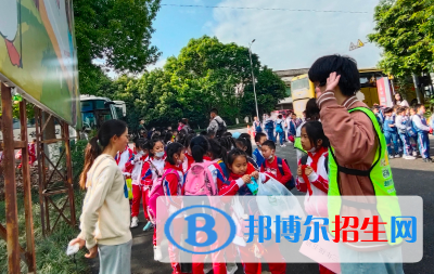 杭州2023年女生在中专学校学什么好