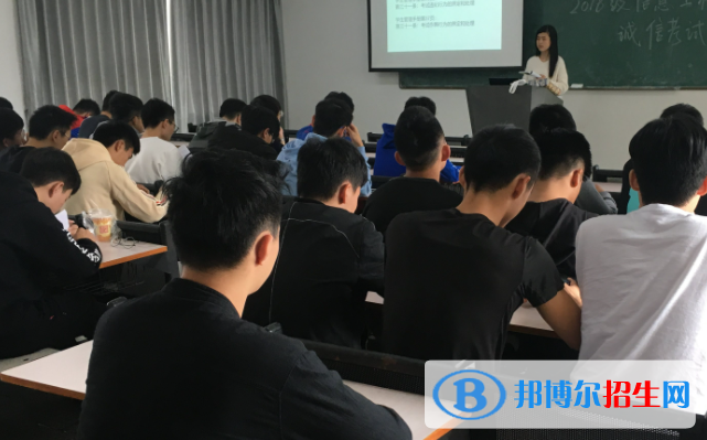 高考满分作文：社会需要温暖，他人需要理解（3篇）