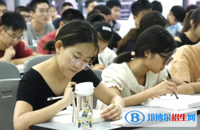 高考满分作文：百年沧浪，风雨铿锵（3篇）