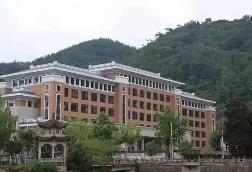 浙江省磐安县第二中学地址，乘车路线