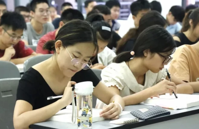 浙江高考首考是什么意思？考试科目有哪些？与高考的区别是什么