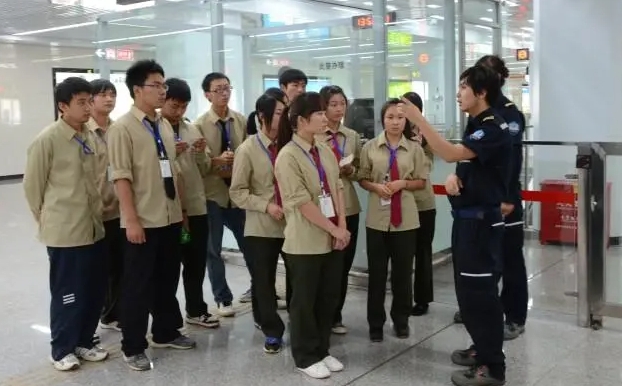 湖北2024年女生在铁路学校学什么好