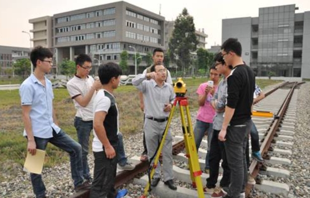 广东2024年男生读铁路学校学什么好