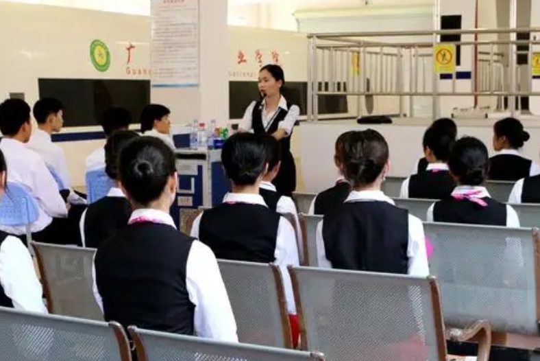 广东2024年女生适合铁路学校吗