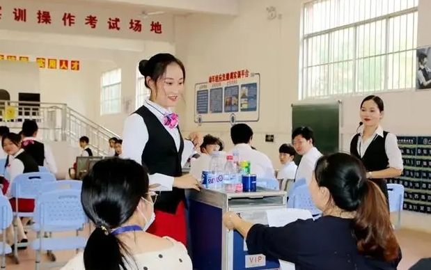 广东2024年女生学铁路学校有前途吗