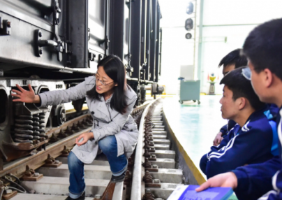 湖南2025年女生适合铁路学校吗