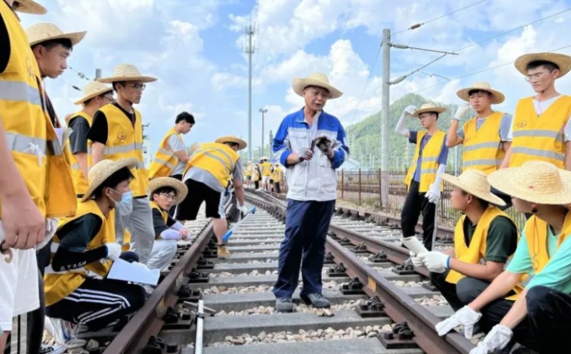 甘肃2025年男生上铁路学校学什么好